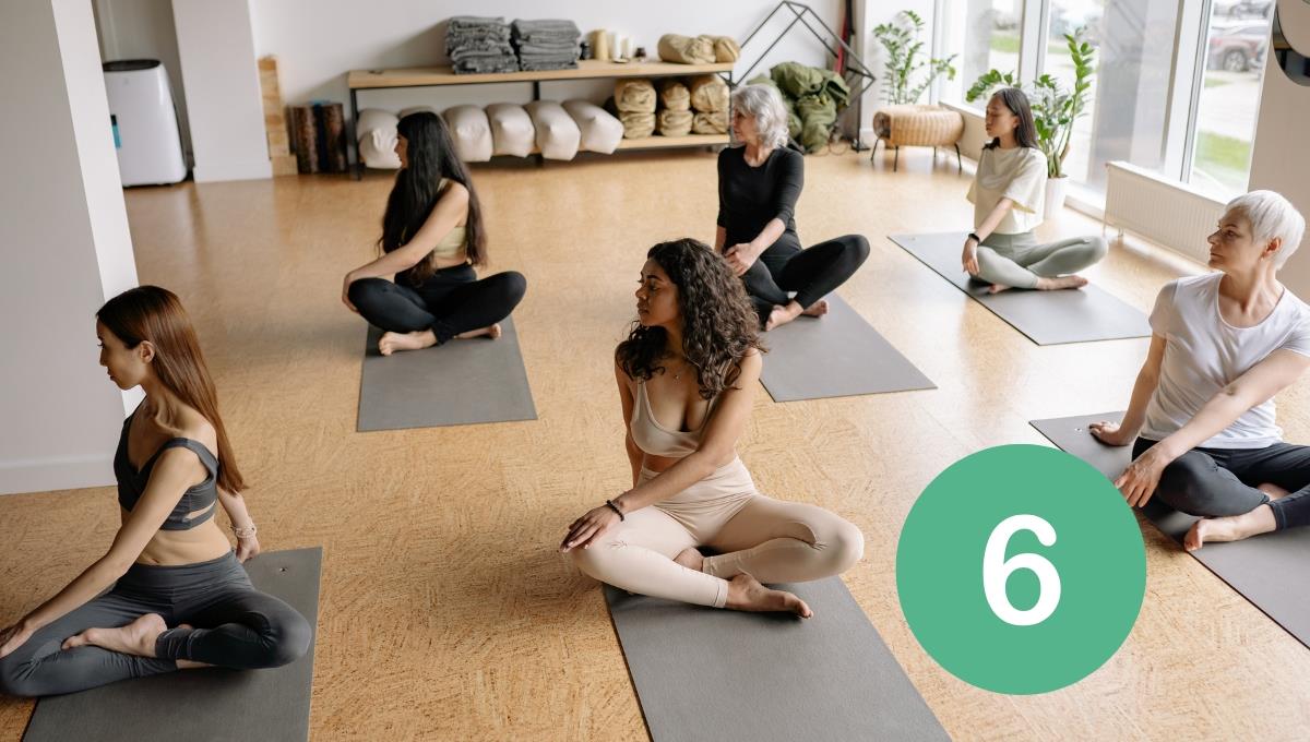 Las 6 posturas de yoga que te ayudarán a mejorar la concentración